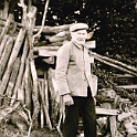 1970 Josef Roder bei der Holzarbeit